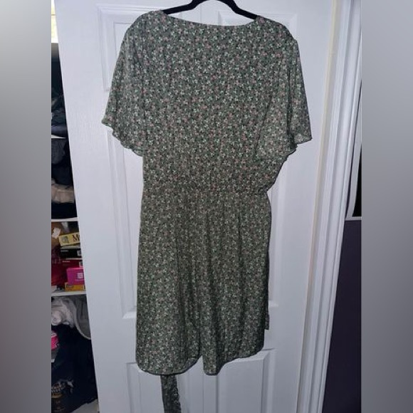 Plus Size Floral Romper - Picture 2 of 3